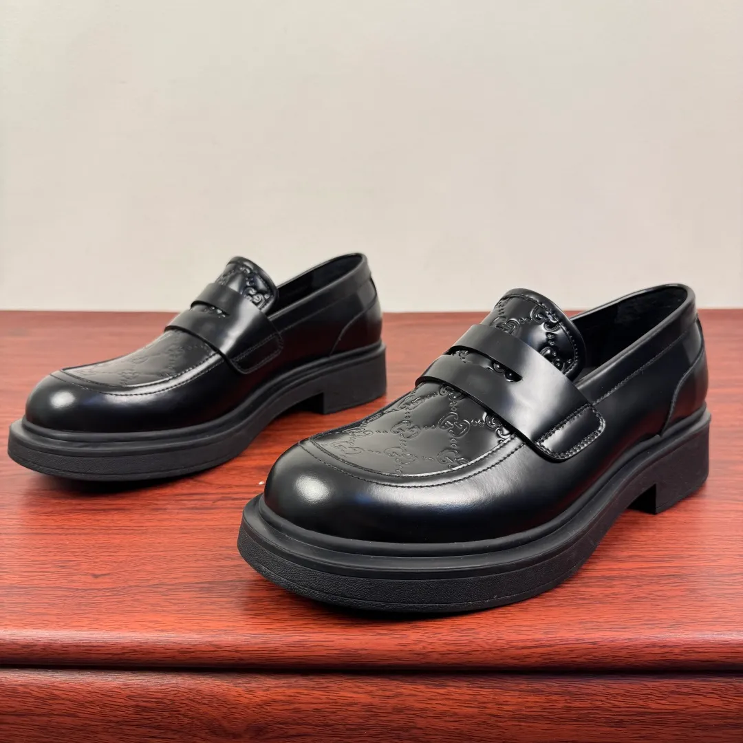 Batch 780 Gucci/Gucci new men's loafers with GG details, thick-soled slip-ons! The design of this men's lace-up shoe is rooted in the brand's heritage. It is carefully crafted from high-quality calfskin/open-edge beaded cowhide/suede cowhide. It is made of various leather types and is embellished with GG printed embossed suede leather details, which pays homage to Gucci's classic monogram. The rubber sole with GG pattern adds a modern touch to the design. Classic and simple sponge cake style design. European and American classic version, full calfskin lining. The overall upper texture is soft. The lining is comfortable and breathable. 2CM thickened soft rubber sole, easy to control. Versatile and stylish on the foot. Available in multiple colors to meet different matching needs. Full package! Size: 39-40-41-42-43-44 Leather shoe size (can be customized to 38.45.46) Item number: 7826 Loafers Open edge beads